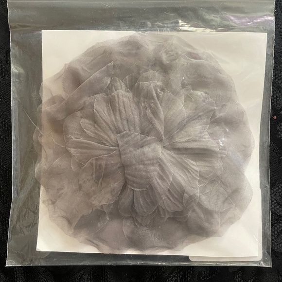 Norma Kamali MIB Flower Power Brooch Grey - Picture 1 of 2